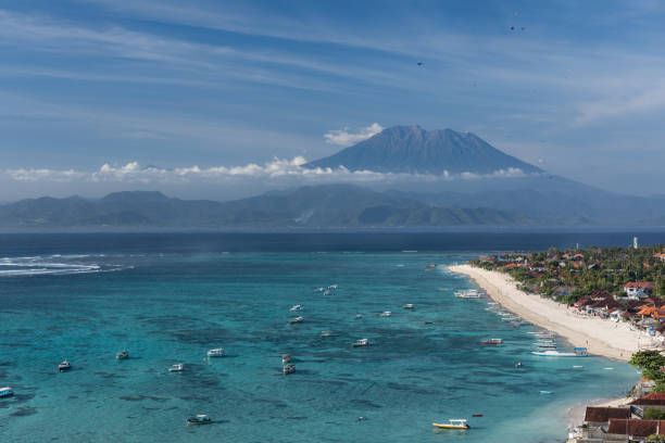 costa de la isla de nusa lembongan en bali indonesia - nusa lembongan fotografías e imágenes de stock