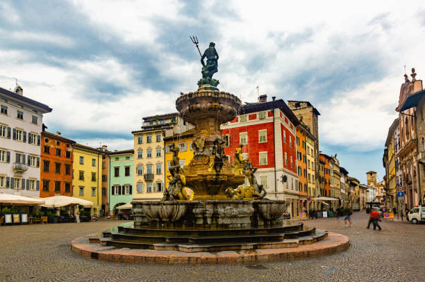 fonte de netuno de trento - trento - fotografias e filmes do acervo