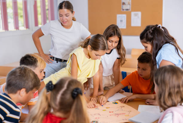 istock Teacher and pupils playing board game in school 1481031811
