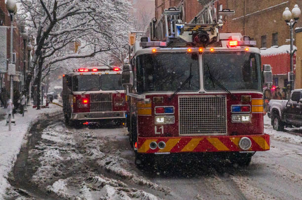 wozy strażackie w sytuacji awaryjnej podczas burzy śnieżnej - emergency sign winter driving emergency services zdjęcia i obrazy z banku zdjęć