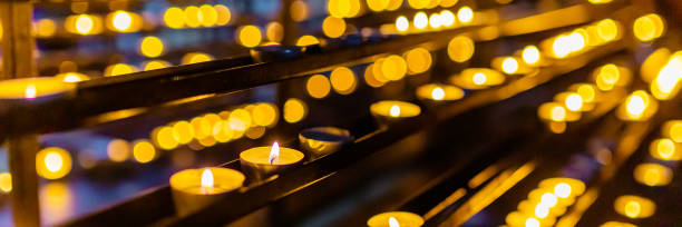 candele nella chiesa di vienna. austria. fede. religione - church altar indoors dark foto e immagini stock