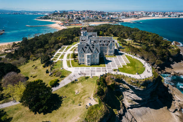 aerial drone view of magdalena palace or palacio de la magdalena on the magdalena peninsula in santander city, spain - santander imagens e fotografias de stock