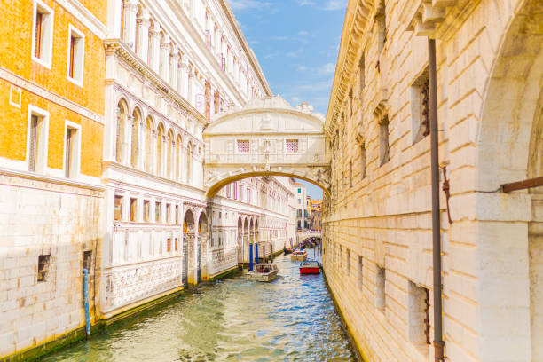 путешествие в венецию. италия. итальянская архитектура. канал - venice italy beautiful accademia bridge grand canal стоковые фото и изображения