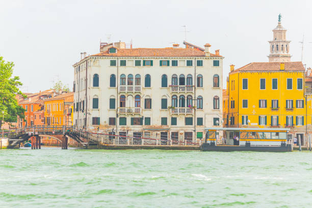 путешествие в венецию. италия. итальянская архитектура. канал - venice italy beautiful accademia bridge grand canal стоковые фото и изображения