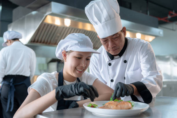 남성 요리사는 요리 교실에서 여성 견습생을 훈련시킵니다. - thai cuisine thailand asian cuisine chinese cuisine 뉴스 사진 이미지