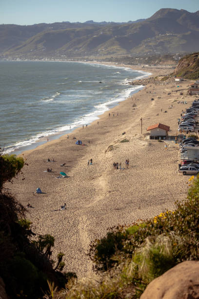 blick auf den westward beach von point dume, malibu. schöner strand an einem heißen tag - horizon over water malibu california usa stock-fotos und bilder