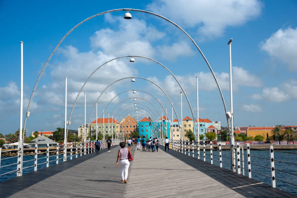 ponte rainha emma com vista para o bairro de otrobanda, na ilha de curaçao. - otrobanda - fotografias e filmes do acervo