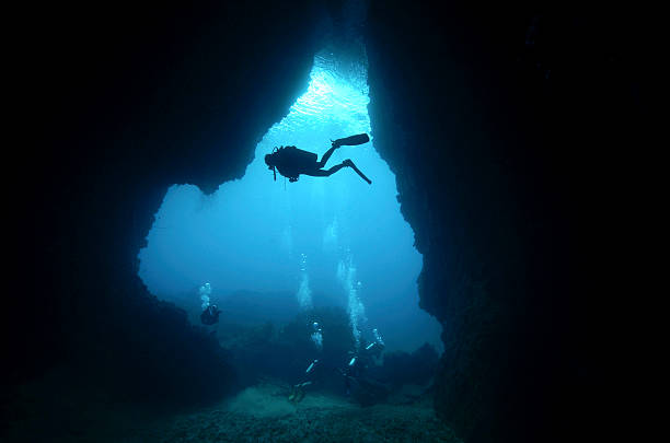 taucher im unterwasser-höhle - deep sea diving stock-fotos und bilder