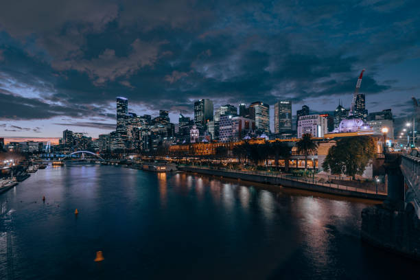 melbourne cbd yarra vista notturna del fiume - melbourne city skyline australia foto e immagini stock