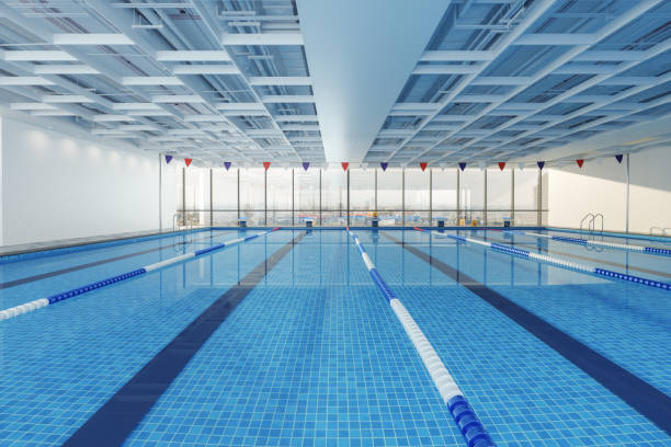 vue rapprochée de la piscine olympique avec paysage urbain à travers la fenêtre - piscine olympique photos et images de collection