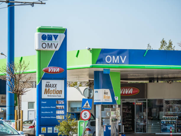 gasolinera omv en bucarest. omv es una compañía de petróleo y gas con sede en viena, austria - omv fotografías e imágenes de stock