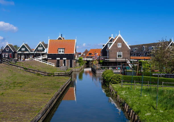 pueblo de marken, países bajos - waterland fotografías e imágenes de stock