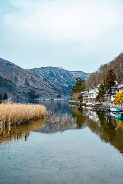 cena de inverno do lago kisaki, omachi na prefeitura de nagano, japão - urban scene building exterior reflection house - fotografias e filmes do acervo
