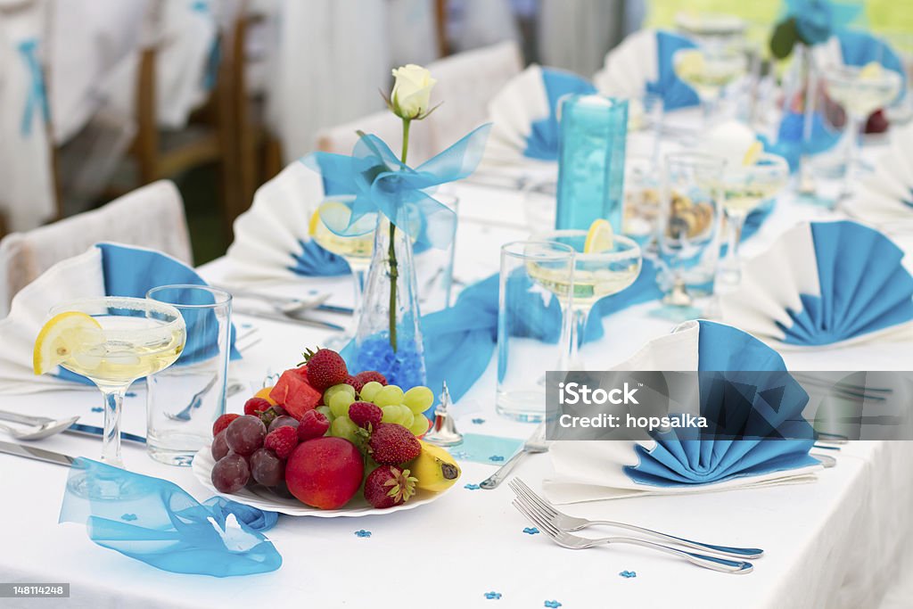 Bleu blanc table de mariage dressée - Photo de Aliment libre de droits