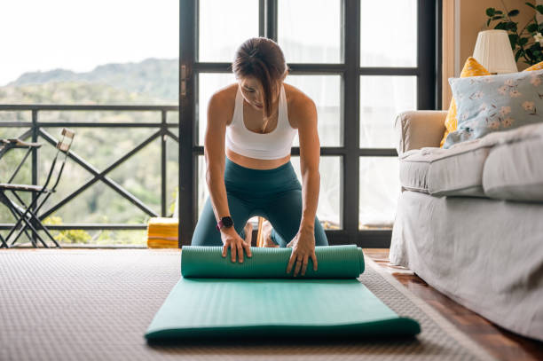 une finition propre: la routine d’entretien du tapis de yoga d’une femme - 5895 photos et images de collection