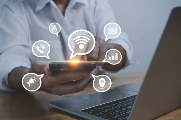 Digital Marketing. business man using mobile smart phone with business finance icon diagram on desk, internet data technology, business strategy, business finance management, social network concept marketing digital. hombre de negocios que usa un teléfono inteligente móvil con diagrama de icono de finanzas comerciales en el escritorio, tecnología de datos de internet, estrategia comercial, gestión financiera empresarial, concepto de red social