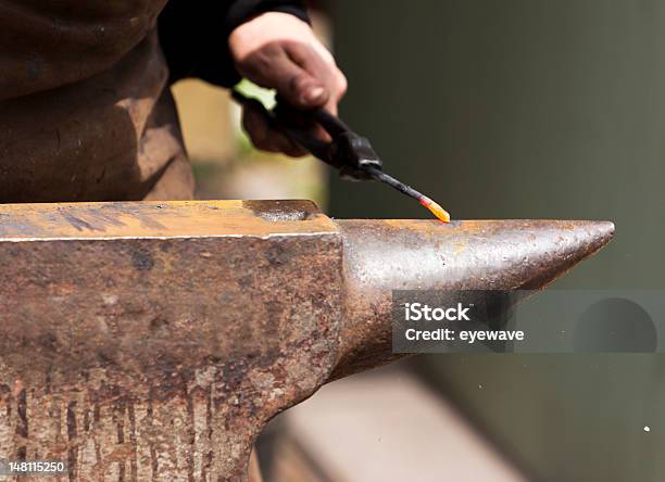 Forgiatura - Fotografie stock e altre immagini di Arti e mestieri - Arti e mestieri, Artigianato, Calore - Concetto