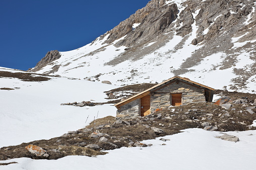 This cabin is located halfway through the path which leads to the Col Tronchet 2661m from Maljasset in Haute Ubaye