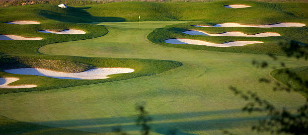 идиллическое поле для гольфа на лунок сцены - sand trap golf sand trap стоковые фото и изображения