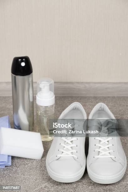 Kit De Limpieza De Zapatos De Cuero Blanco Spray Repelente Al Agua Espuma  Trapo Y Esponja Foto de stock y más banco de imágenes de A la moda - iStock