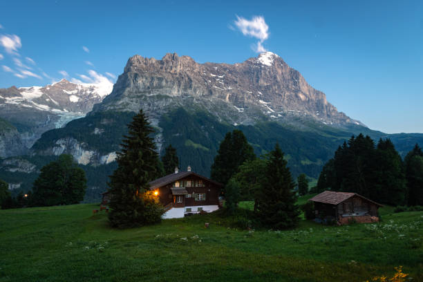 cara norte del eiger por la mañana - north face eiger mountain fotografías e imágenes de stock