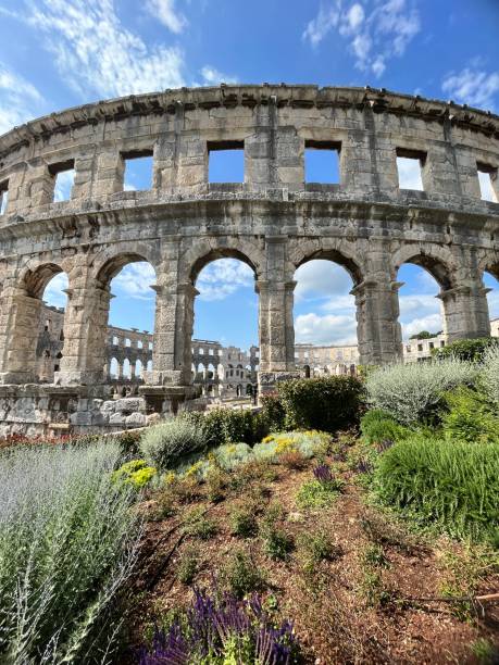 römisches amphitheater in pula, kroatien - amphitheater pula stock-fotos und bilder