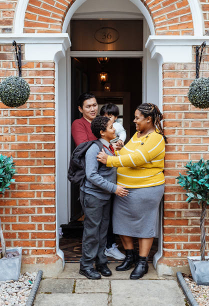porträt einer multirassischen asiatischen und afrikanischen familie in großbritannien, die auf der veranda im vorgarten steht - teen obesity stock-fotos und bilder