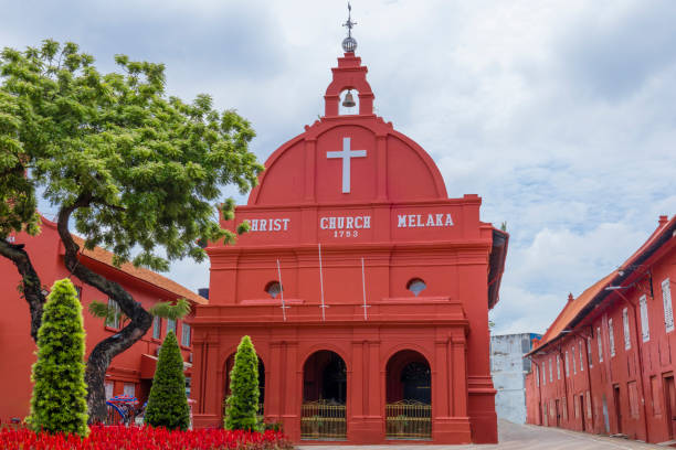 christuskirche und holländischer platz in malakka, malaysia, das orientalische rote gebäude - museum of liverpool stock-fotos und bilder