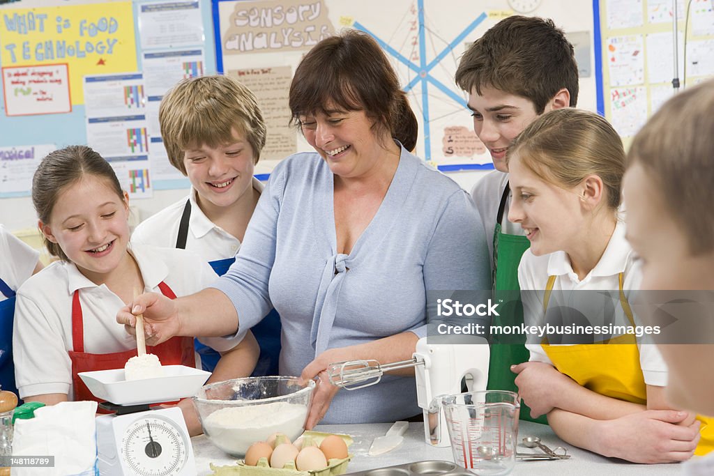 Alunos e professor na escola em uma aula de culinária - Royalty-free Cozinhar Foto de stock