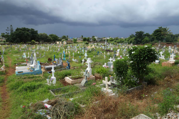 cimitero in bambous, mauritius, oceano indiano, africa - new life death cemetery flower foto e immagini stock