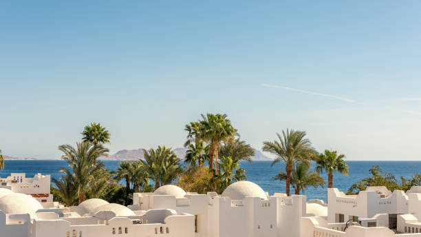 エジプトの白い建物とレクリエーションエリアのあるホテル。 - beautiful horizontal arabia hurghada ストックフォトと画像