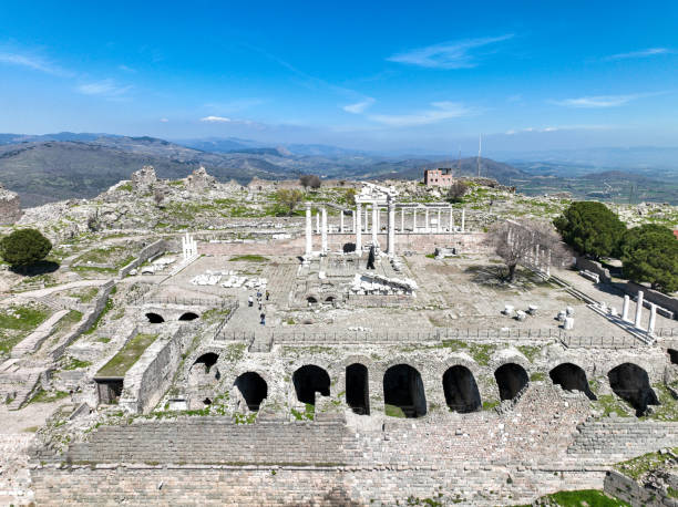 prise de vue aérienne par drone de l’acropole de l’ancienne ville de pergame. izmir - turquie - bergama photos et images de collection