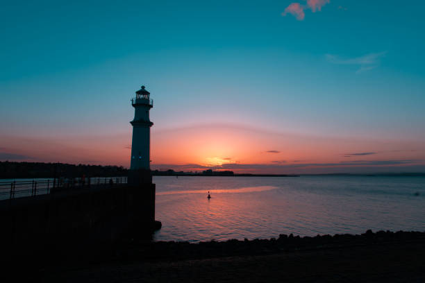 puesta de sol en el puerto de newhaven. - scotland texas fotografías e imágenes de stock