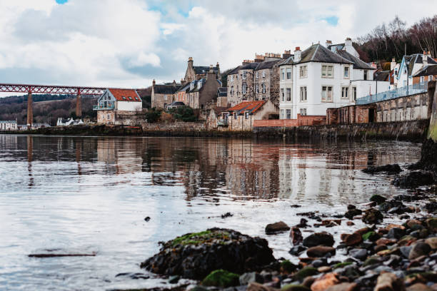 case della piccola città di south queensferry - scotland texas foto e immagini stock