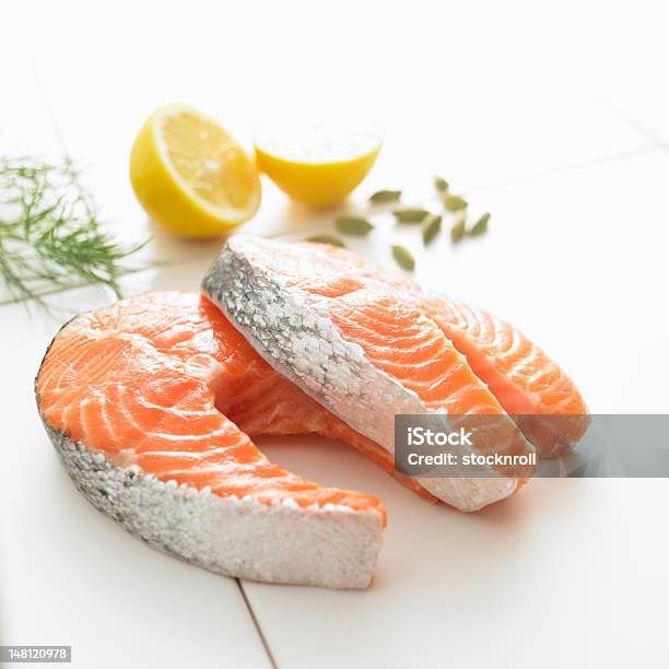 Filetto Di Salmone Fresco - Fotografie stock e altre immagini di Salmone - Frutto di mare - Salmone - Frutto di mare, Sfondo bianco, Carne