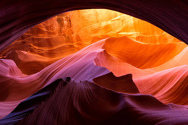 アーチ下のアンテロープ渓谷 - antelope canyon ストックフォトと画像