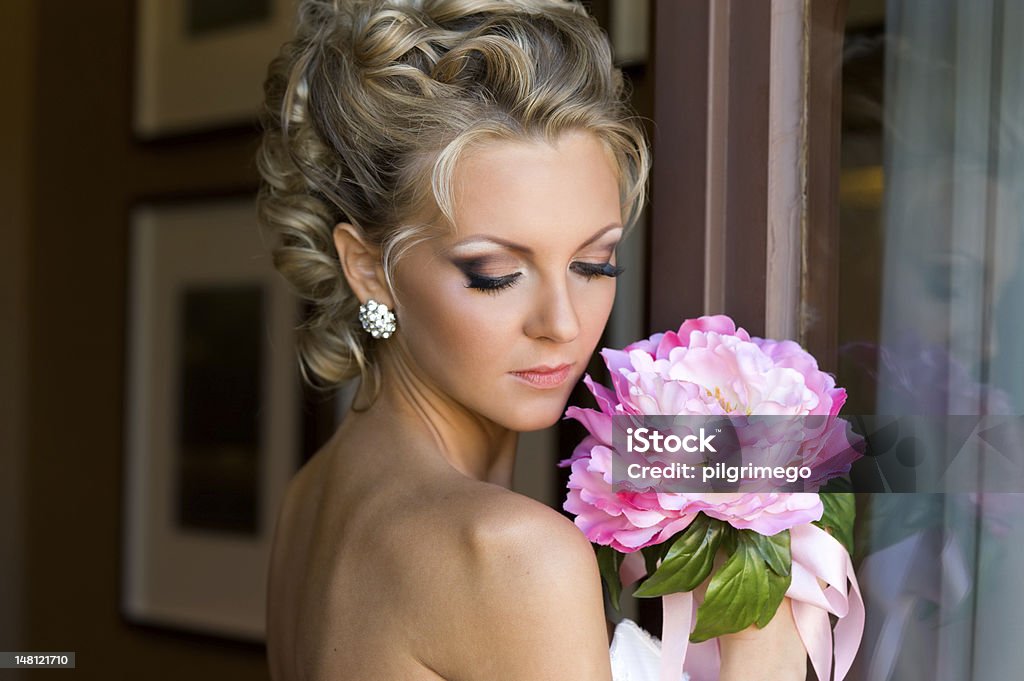 Красивая невеста с Букет цветов - Стоковые фото Вид сзади роялти-фри