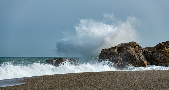 Con viento de levante, se forman olas bastante grandes en esta zona.