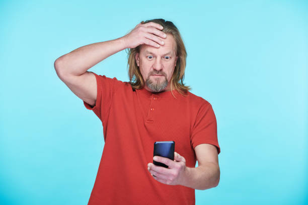 istock Shocked man looking at his smartphone 1481225352