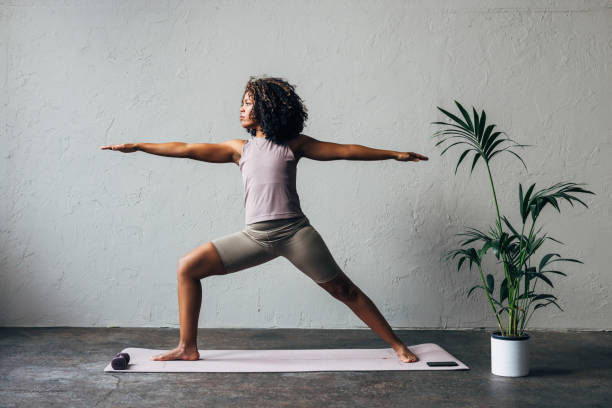 piękna kobieta wykonująca swój codzienny trening - posture women side view yoga zdjęcia i obrazy z banku zdjęć