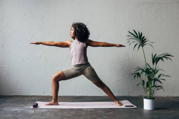 красивая женщина, делающая свою ежедневную тренировку - stretching yoga exercise mat women стоковые фото и изображения