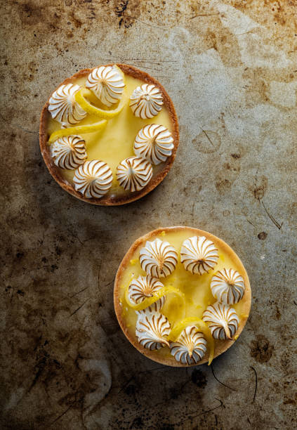 crostata francese al limone con meringa - little cakes foto e immagini stock