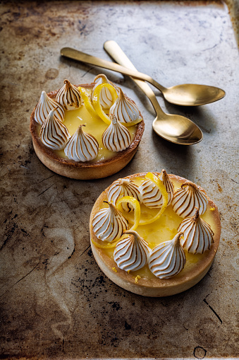 Mini lemon meringue pies with tea