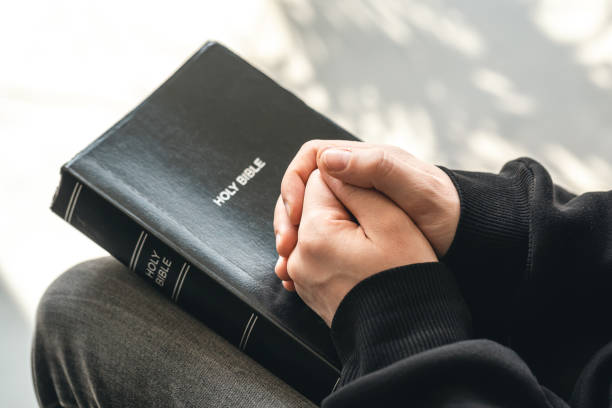 close-up, holy bible book in male hands. - preacher church sermon gospel imagens e fotografias de stock