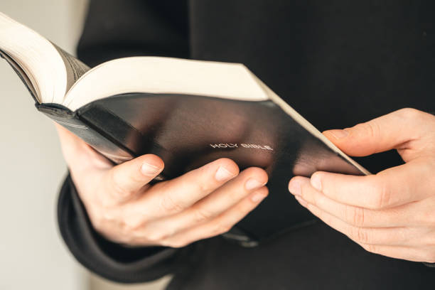 open book bible in male hands, close-up. - preacher church sermon gospel imagens e fotografias de stock