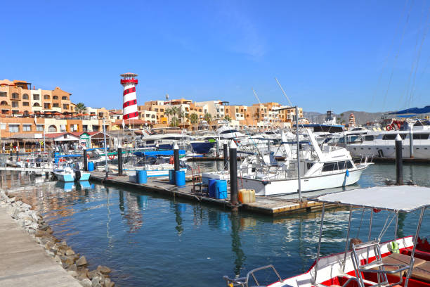 cabo san lucas, mexique. quartier touristique de la marina. zone populaire de cruiser ship tender dock. - marina mexico lighthouse pier photos et images de collection