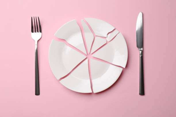 istock Pieces of broken ceramic plate and cutlery on pink background, flat lay 1481247201