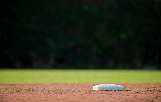 base de béisbol - campo de béisbol fotografías e imágenes de stock