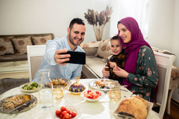 família muçulmana desfruta de um almoço em família - saudi arabia child ramadan offspring - fotografias e filmes do acervo