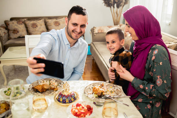 giovane famiglia musulmana trascorre del tempo insieme - saudi arabia child ramadan offspring foto e immagini stock